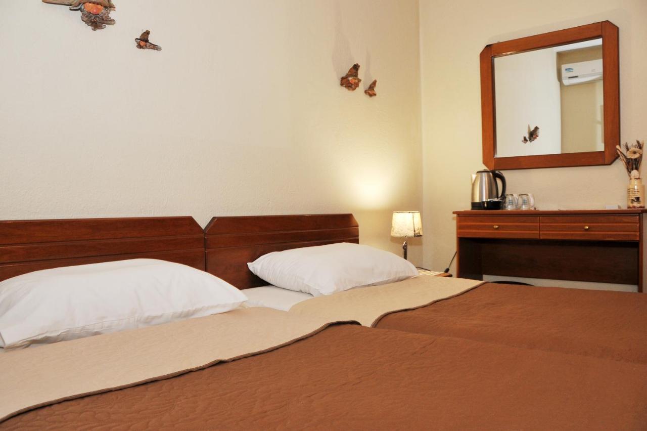 Guesthouse Bloutsos Rooms カストラキオン エクステリア 写真