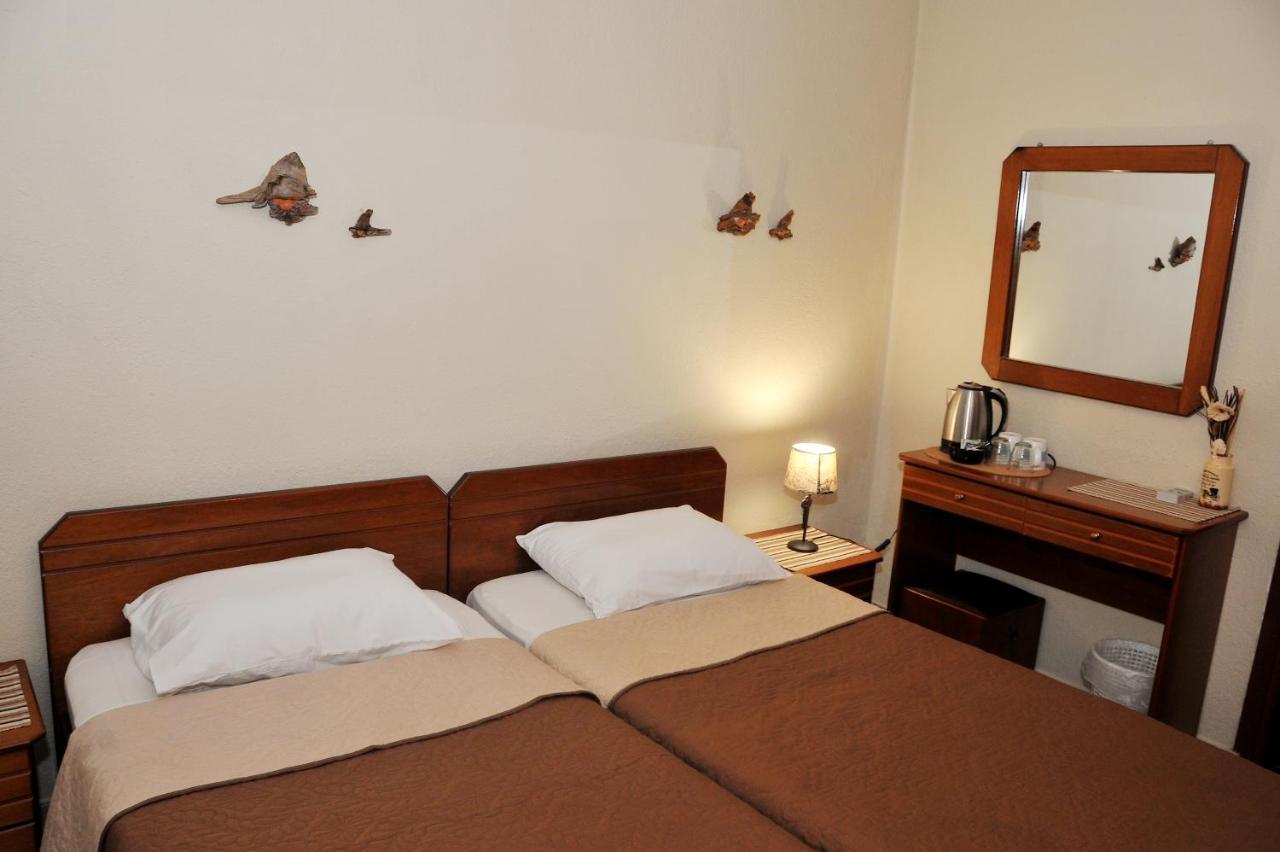 Guesthouse Bloutsos Rooms カストラキオン エクステリア 写真